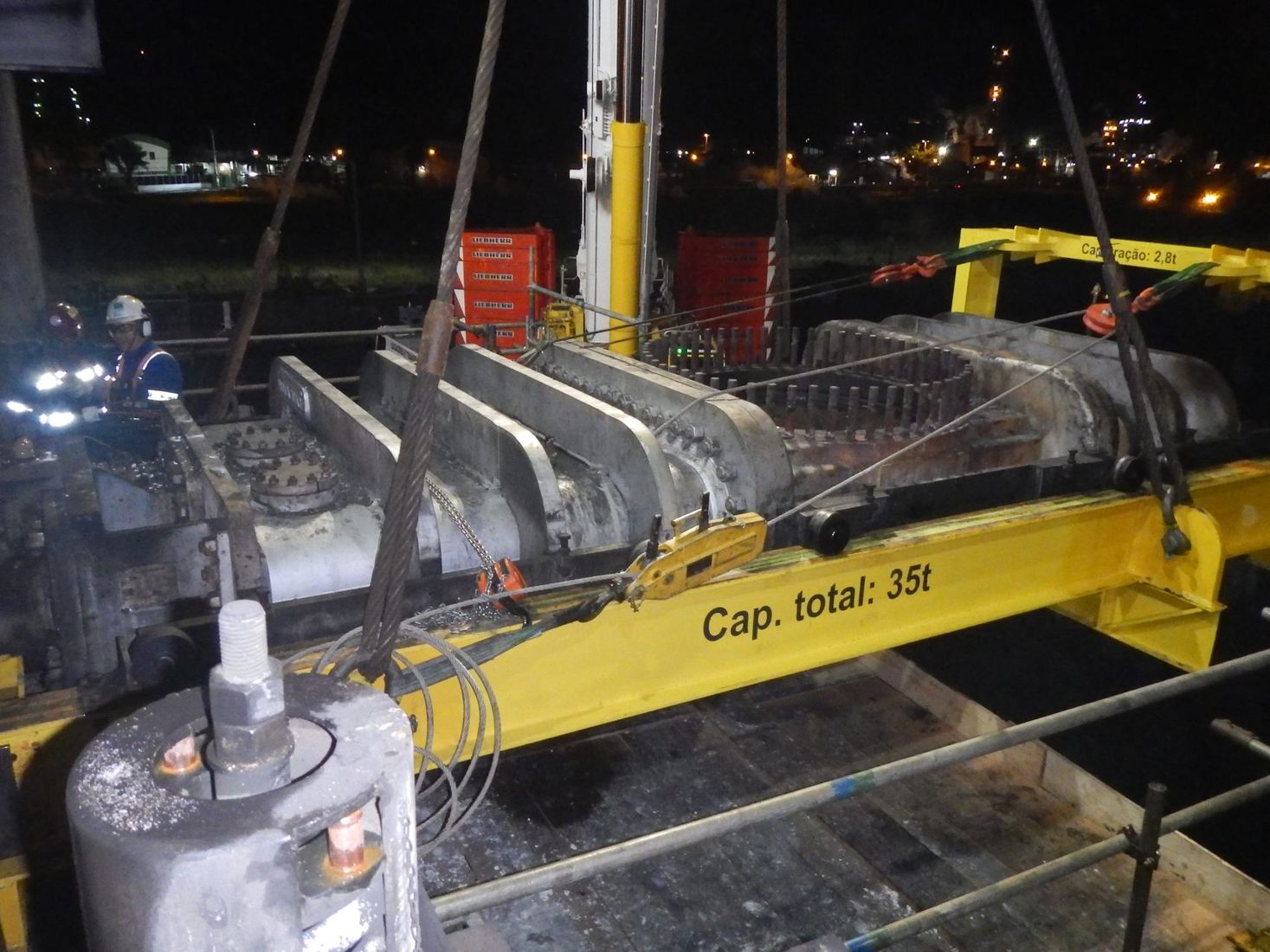 Equipe realizando serviço industrial em campo