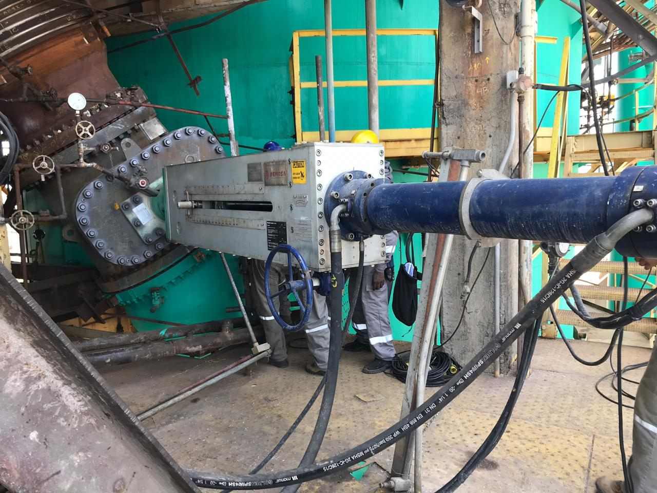 Manutenção em equipamento de refinaria